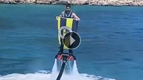 Ozan Tufan flyboard üzerinde bayrağı açtı