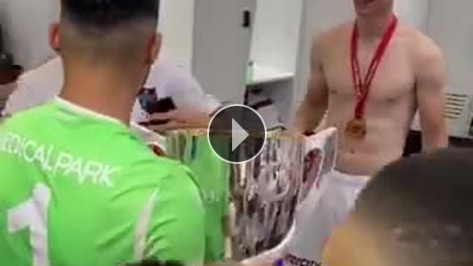 Filip Novak, kupayı böyle kaldırdı!