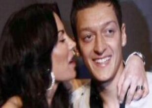 Mesut �zil ve sevgilisi objektifler kar��s�nda!