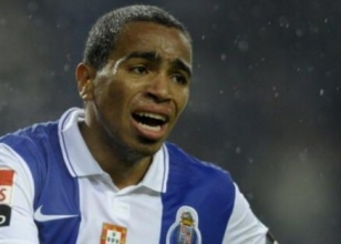 http://cdn.sporx.com/img/3/2011/alvaro-pereira_porto1.jpg