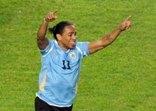 http://cdn.sporx.com/img/3/2011/uruguayan-midfielder-alvaro-pereira-celebrates-20110712-181242-559.jpg