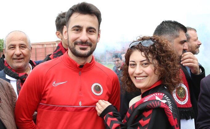 Gen�lerbirli�i taraftar�, futbolculara Cumhuriyet alt�n� hediye etti