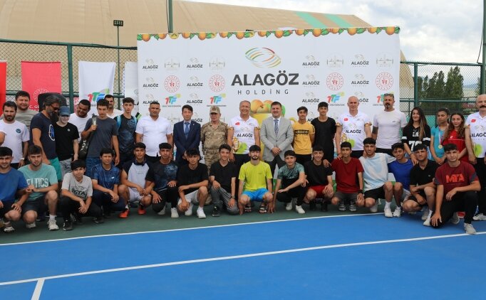 Alag�z Holding 3. Kay�s� Cup Tenis Turnuvas� ba�lad�