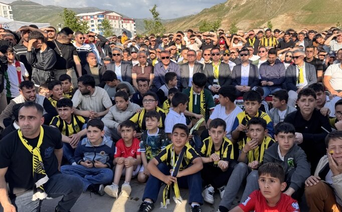 Bitlis 1916 Spor'un 3. Lig'e y�kselmesi kentte co�kuyla kutland�