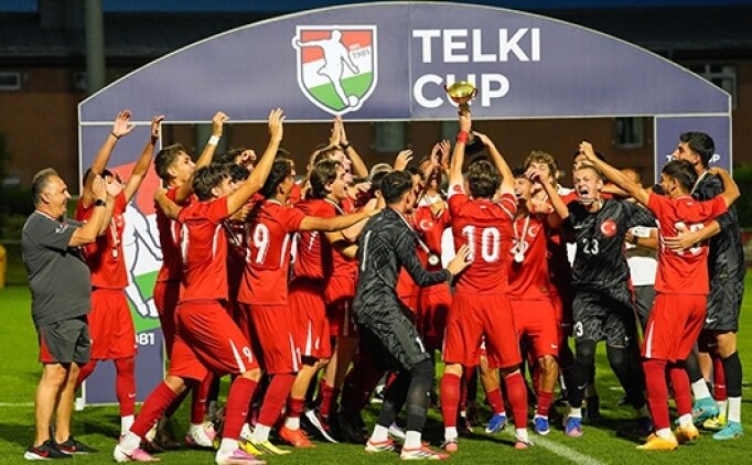 17 Ya� Alt� Milli Futbol Tak�m� �ampiyon oldu