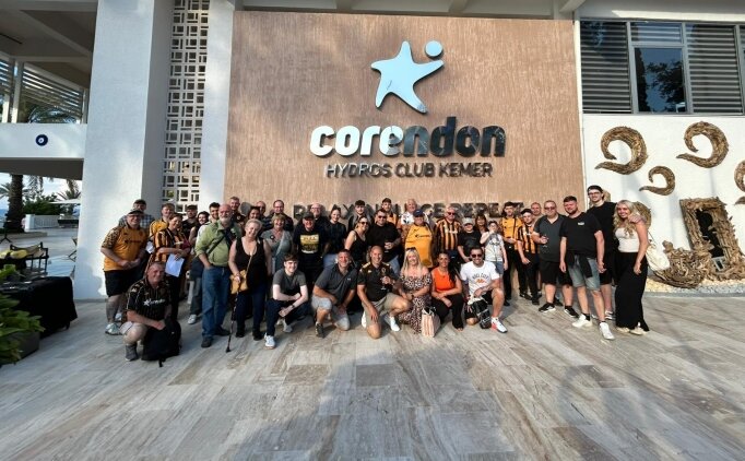 Hull City taraftarlar� tatil i�in Antalya'ya geldi