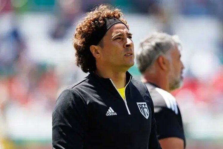 Ochoa'dan �ok hamle: �mza masas�ndan ka�t�!