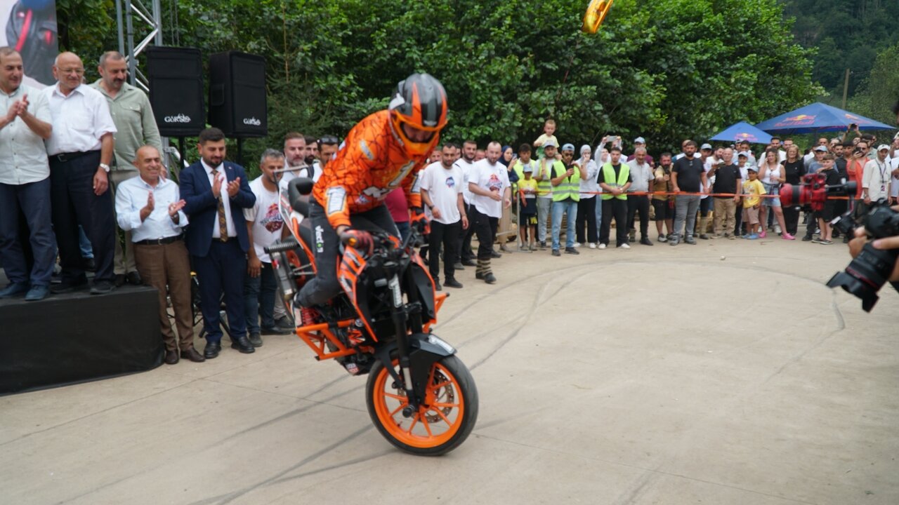 Rize'de motosiklet �ov hayran b�rakt�