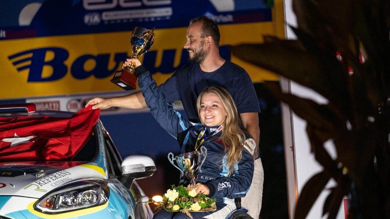 T�rkiye'nin ilk engelli kad�n pilotu podyuma ��kt�!