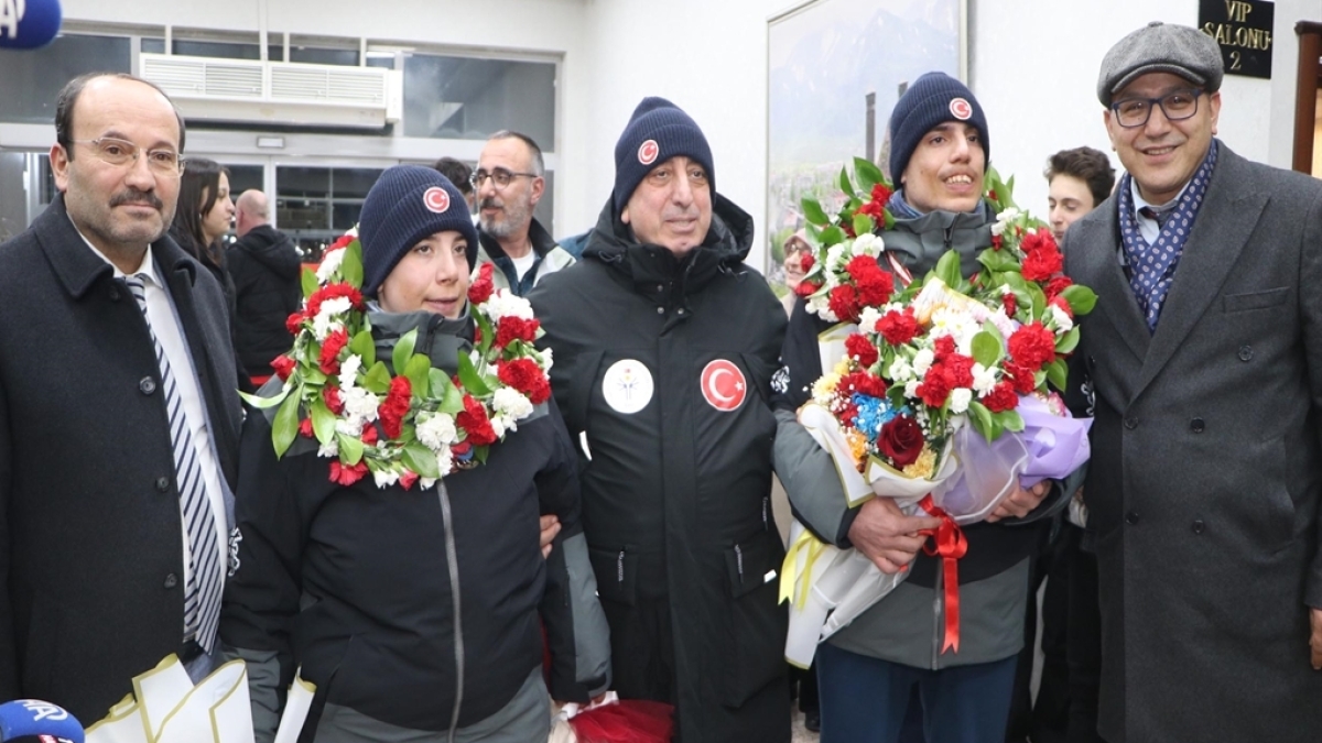 Alt�n madalya kazanan otizmli ikiz karde�ler �i�eklerle kar��land�