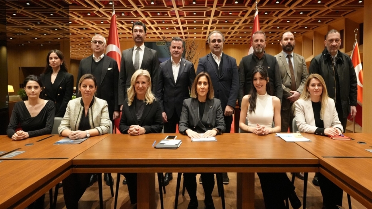 Kad�n futbol i�in devasa ad�m 