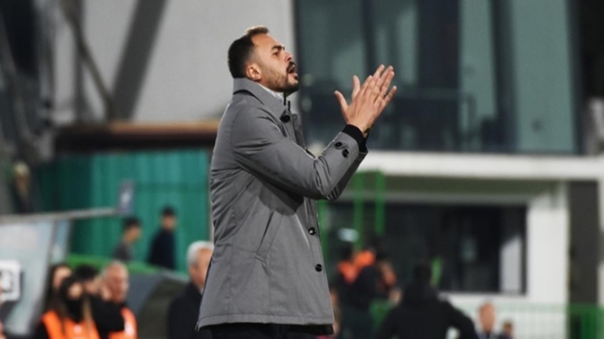 Manisa FK Ahmet Pekta� ile devam edecek