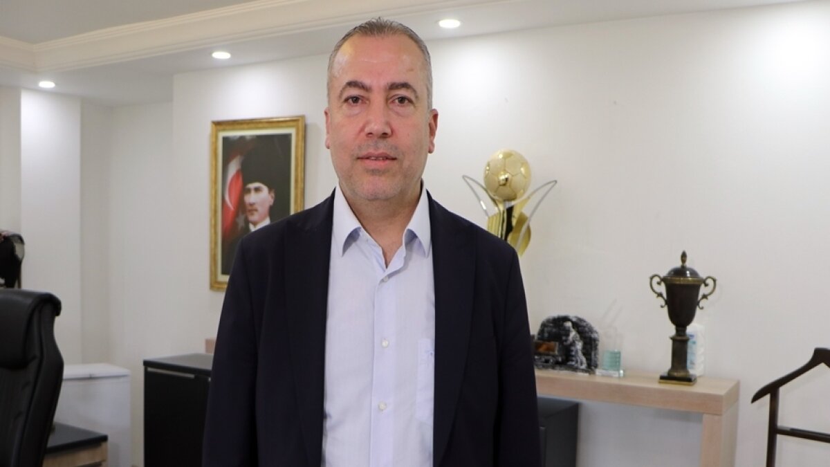 Adana Demirspor'da yeni ba�kan kollar�n� s�vad�