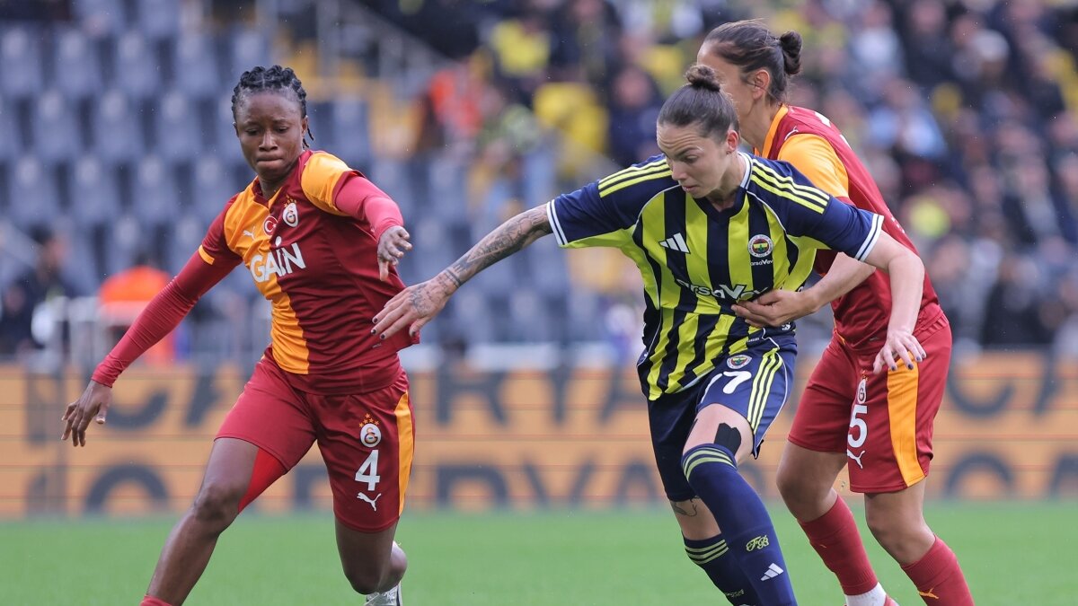 Kad�n futbolunda derbi heyecan�