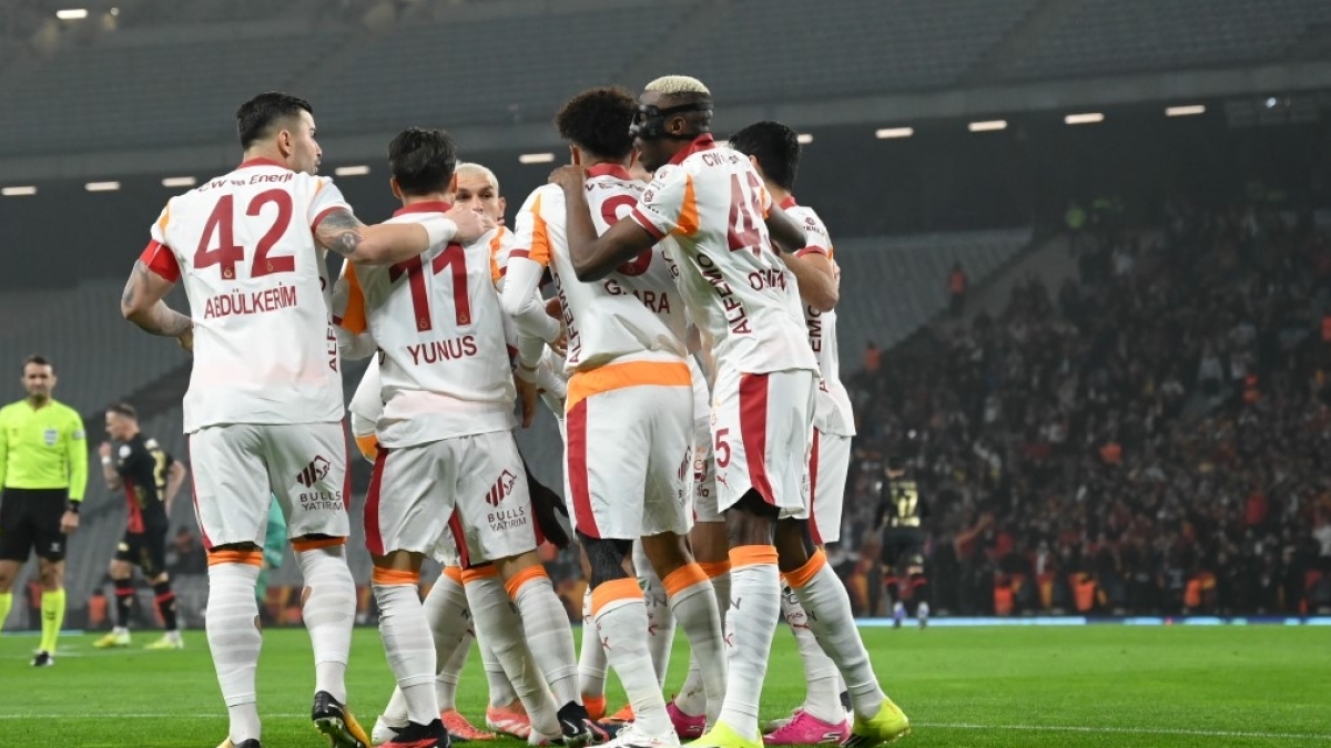 Galatasaray, puan ortalamas�nda devleri ge�ti