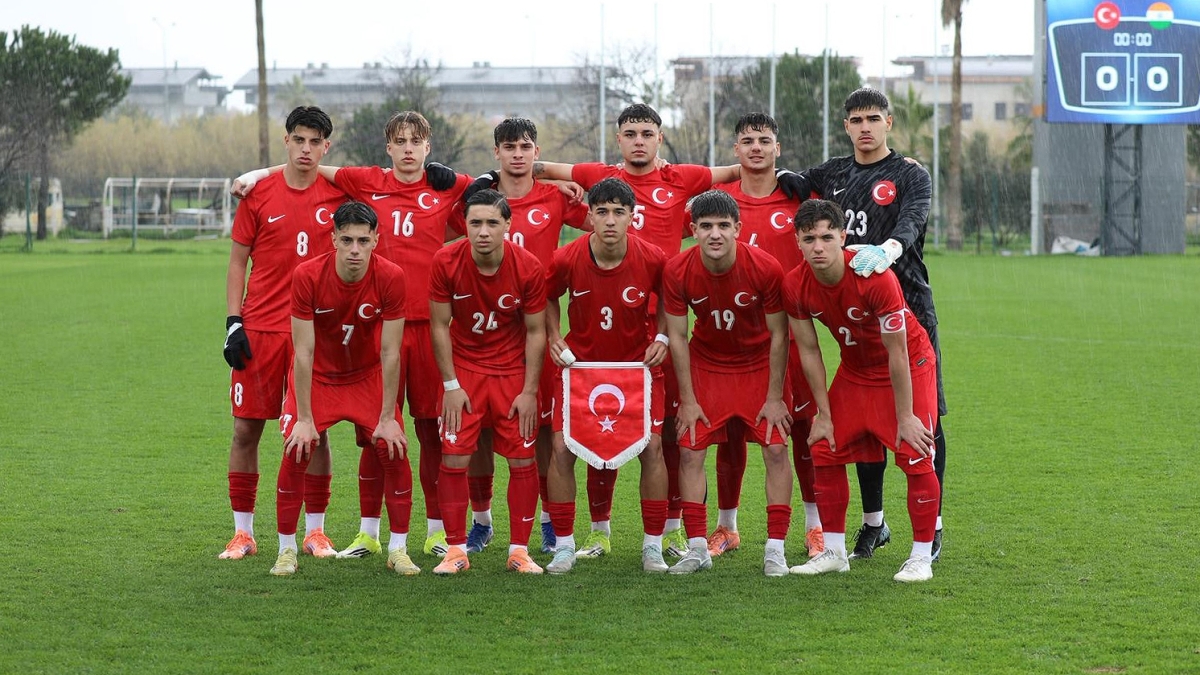 T�rkiye U17 Futbol tak�m�, Hindistan'� a��rlad�