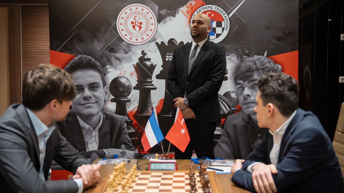 Ediz G�rel ile Van Foreest aras�ndaki �zel ma� ba�lad�