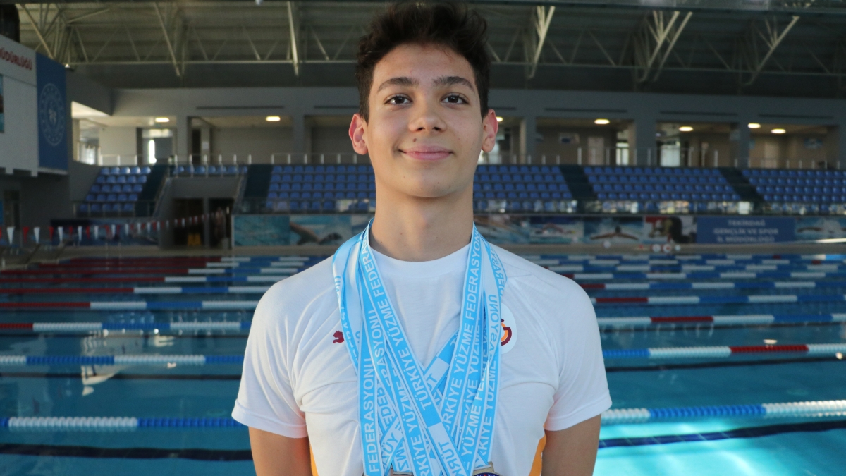 Tekirda�l� y�z�c� Eymen �bolar, madalyalara kula� at�yor