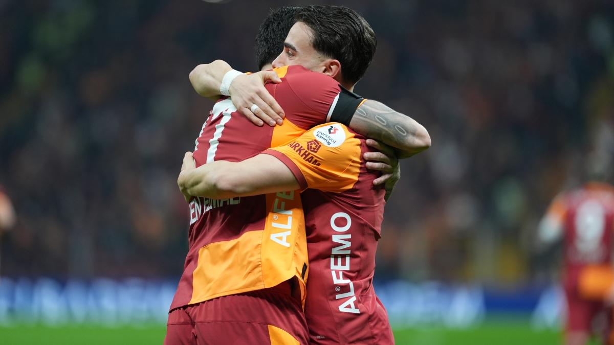 Galatasaray'da Yunus Akg�n, kafa gollerini sevdi