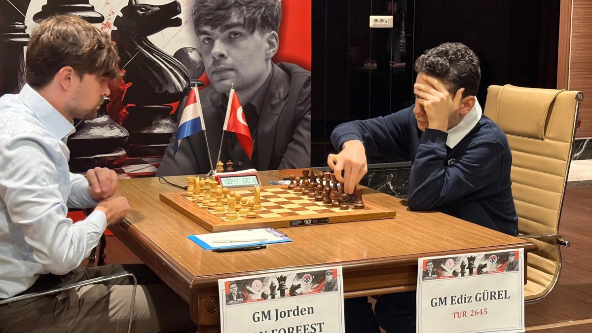 Satran� oyuncular� Ediz G�rel ile Van Foreest aras�ndaki �zel ma�ta be�inci oyun bitti