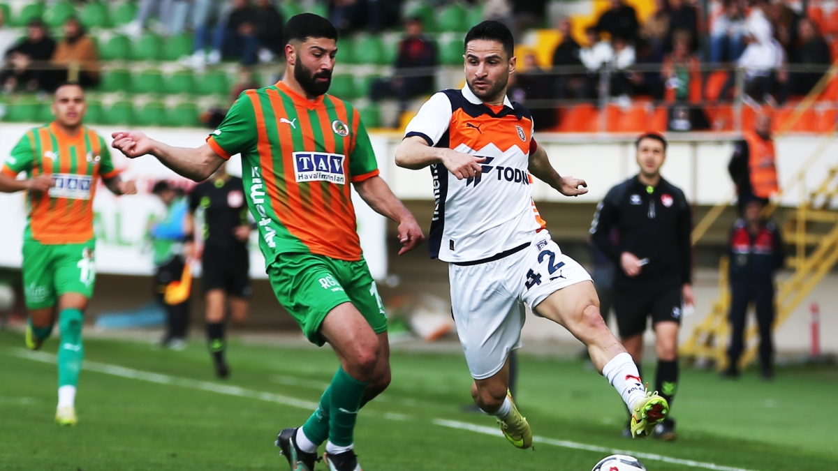 Ba�ak�ehir, Alanya'da ilk yar� buldu�u gollerle g�ld�!