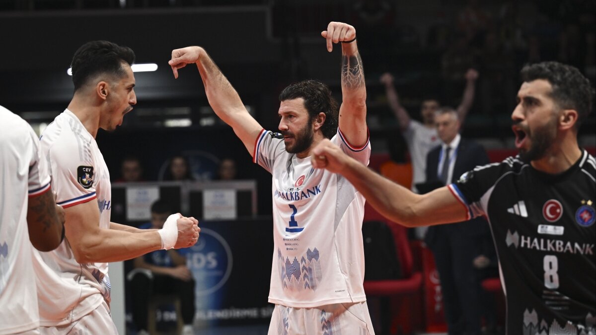 Halkbank, Fenerbah�e Medicana'y� set vermeden yendi!