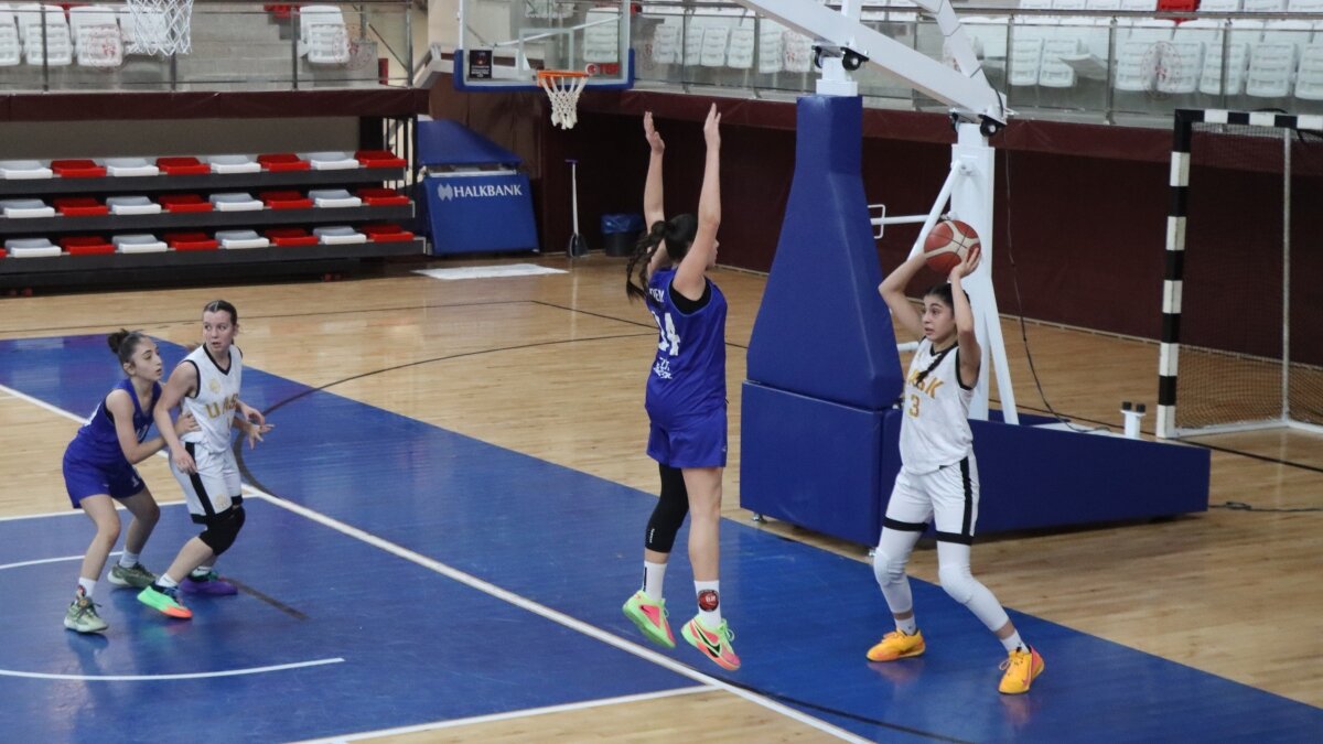 Basketbolda 14 Ya� Alt� K�zlar Anadolu �ampiyonas� ba�lad�