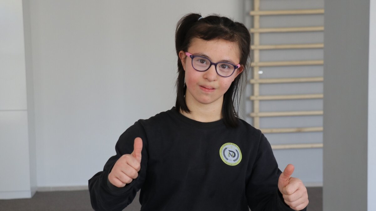 Down sendromlu Elif atletizmde �ifte ba�ar� elde etti