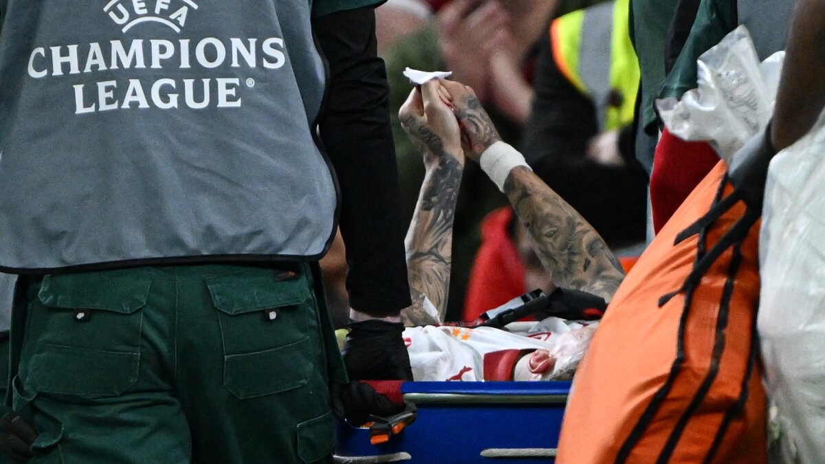 Liverpool, Noa Lang sonras� reklam panolar�n� de�i�tirdi!