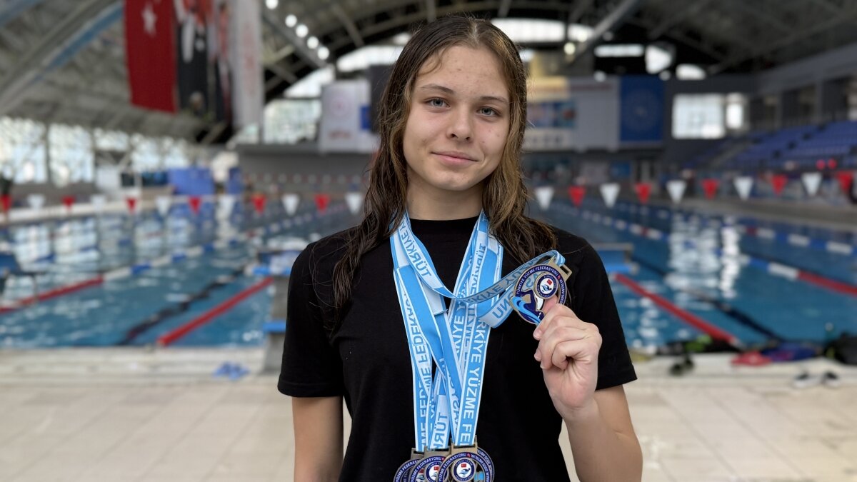 Milli y�z�c� Derin Anbarl�'dan madalya hedefi!