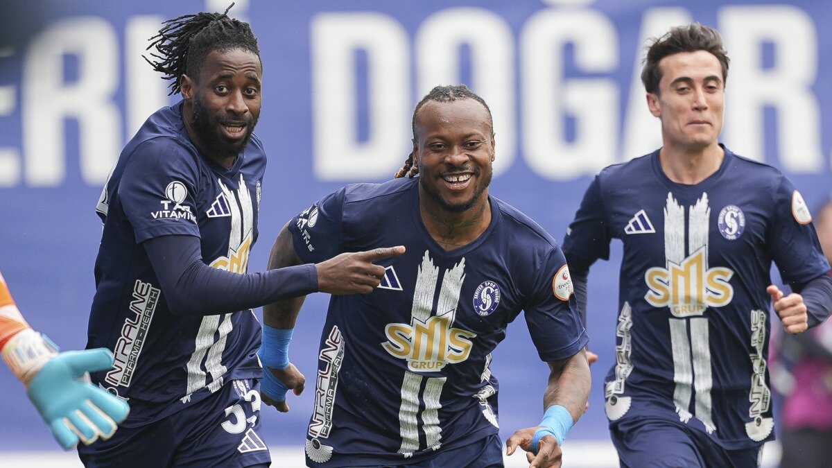 Sar�yer, Serik Spor'a kar�� ilk yar�da fi�i �ekti!