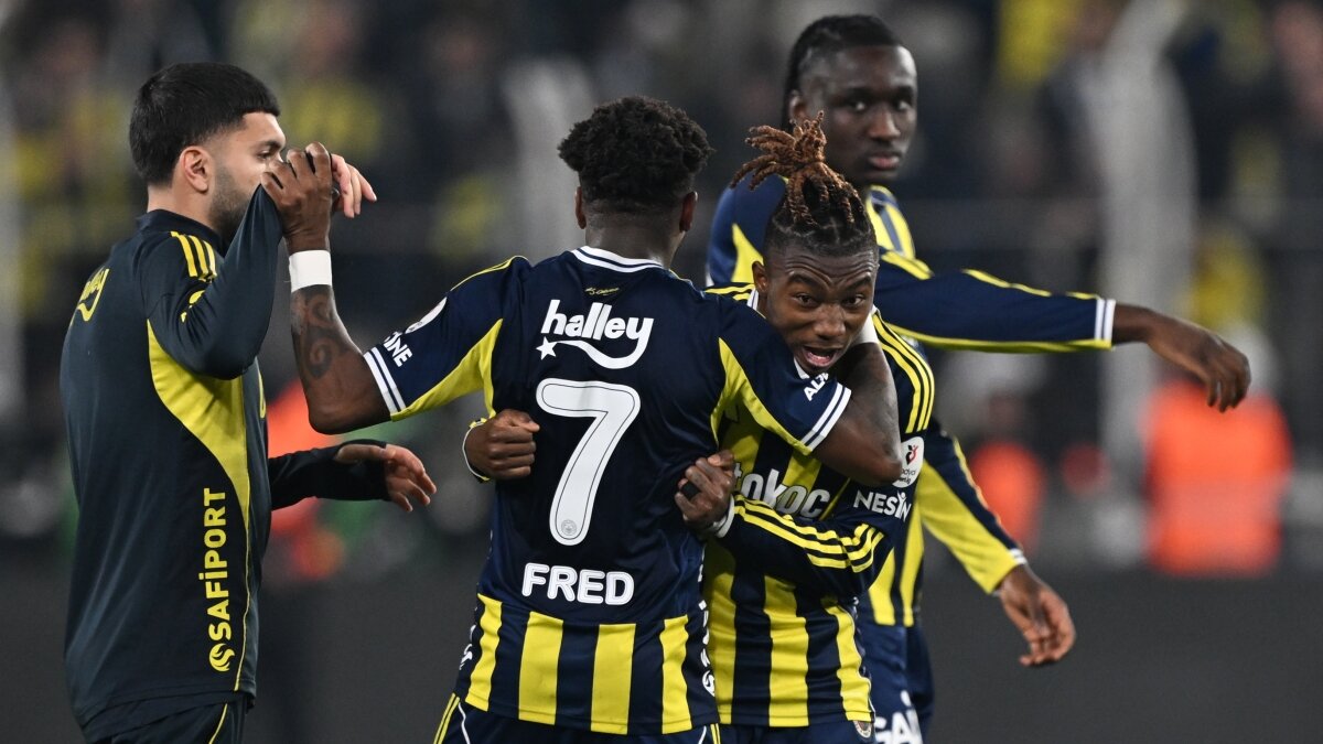 Fenerbah�e'den derbi sonras� �st �ste payla��mlar!