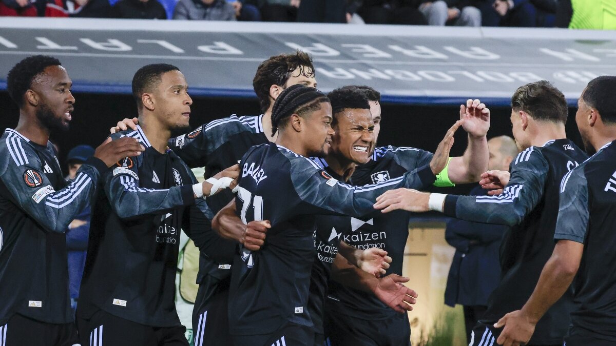 Aston Villa, elini kolunu sallaya sallaya yar� finale y�kseldi