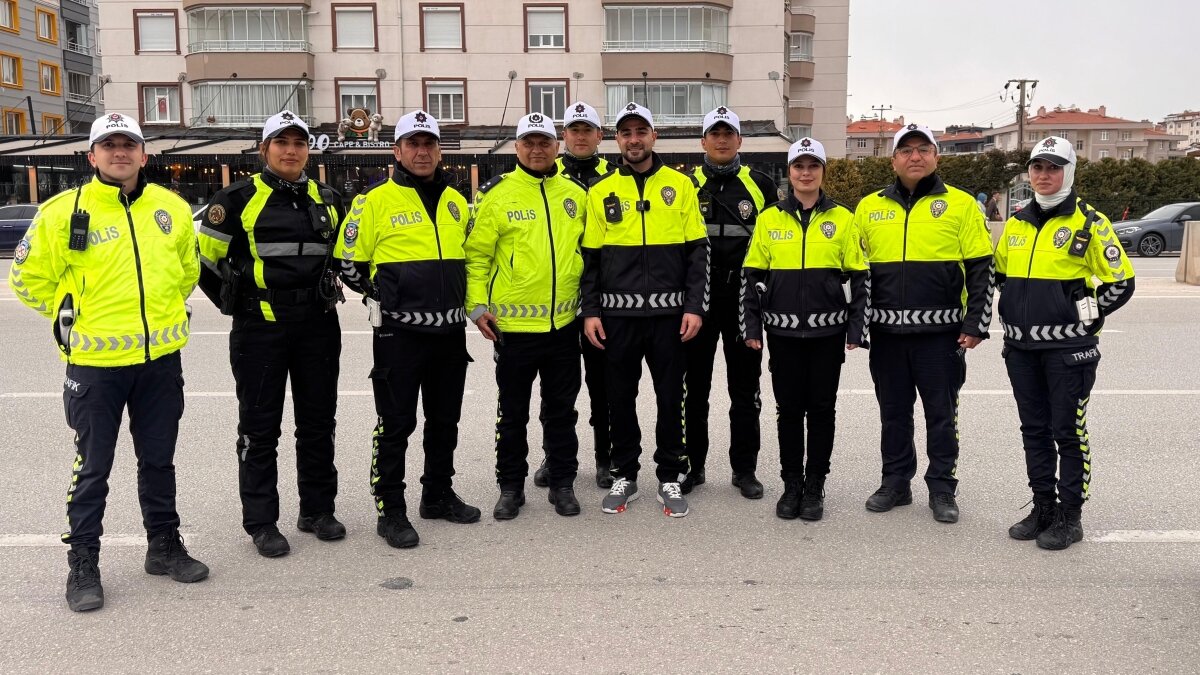 Konyasporlu futbolculardan 'Polis Haftas�' s�rprizi