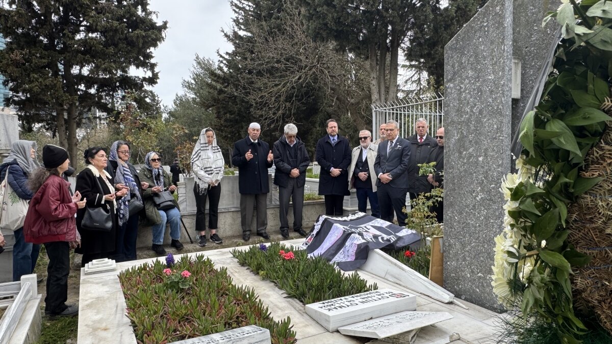 'Baba Hakk�' kabri ba��nda an�ld�