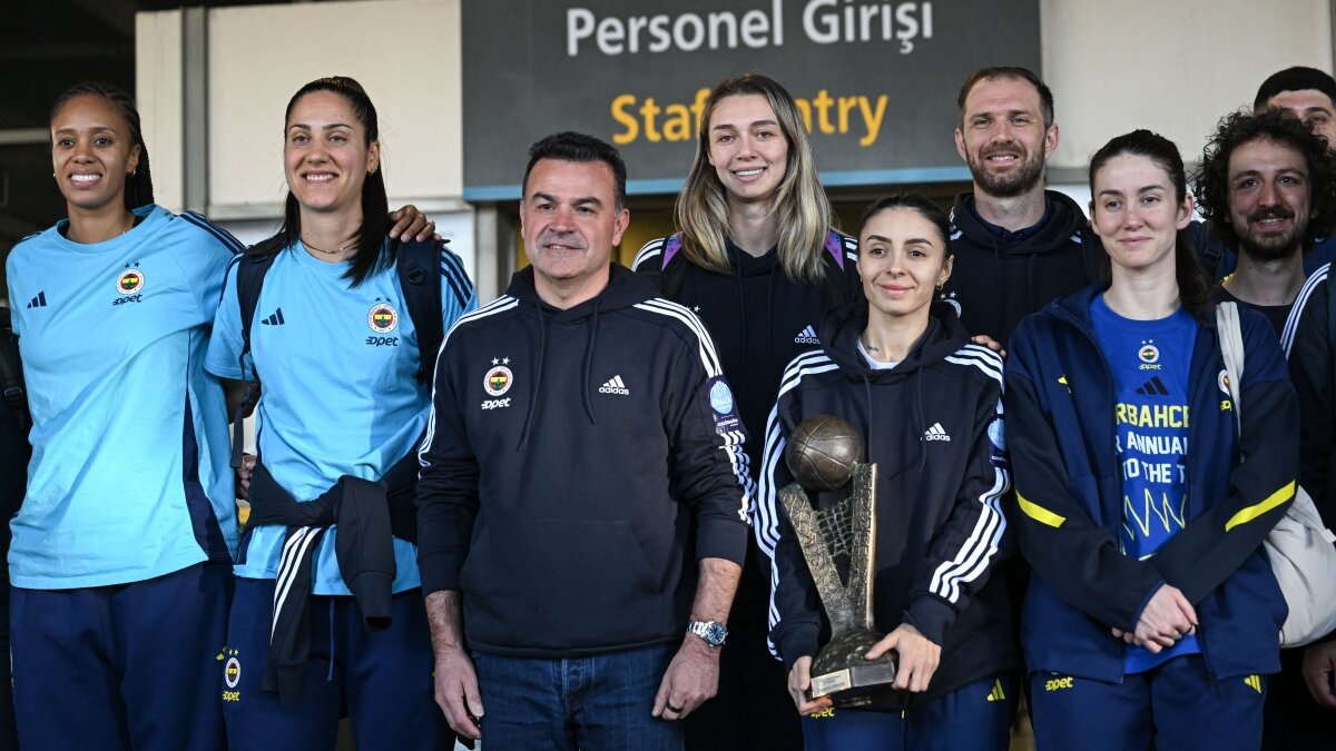 Fenerbah�e Opet, �ampiyonluk kupas�yla beraber yurda d�nd�!