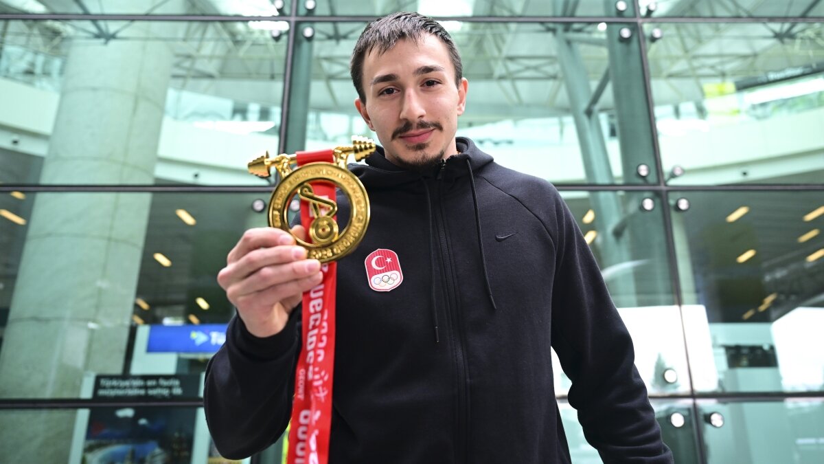 Avrupa �ampiyonu milli halterci Yusuf Fehmi Gen� yurda d�nd�