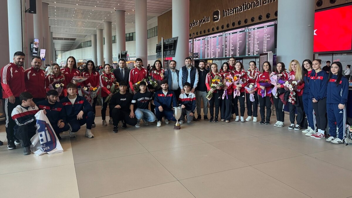 Avrupa ikincisi Kad�n G�re� Milli Tak�m� yurda d�nd�