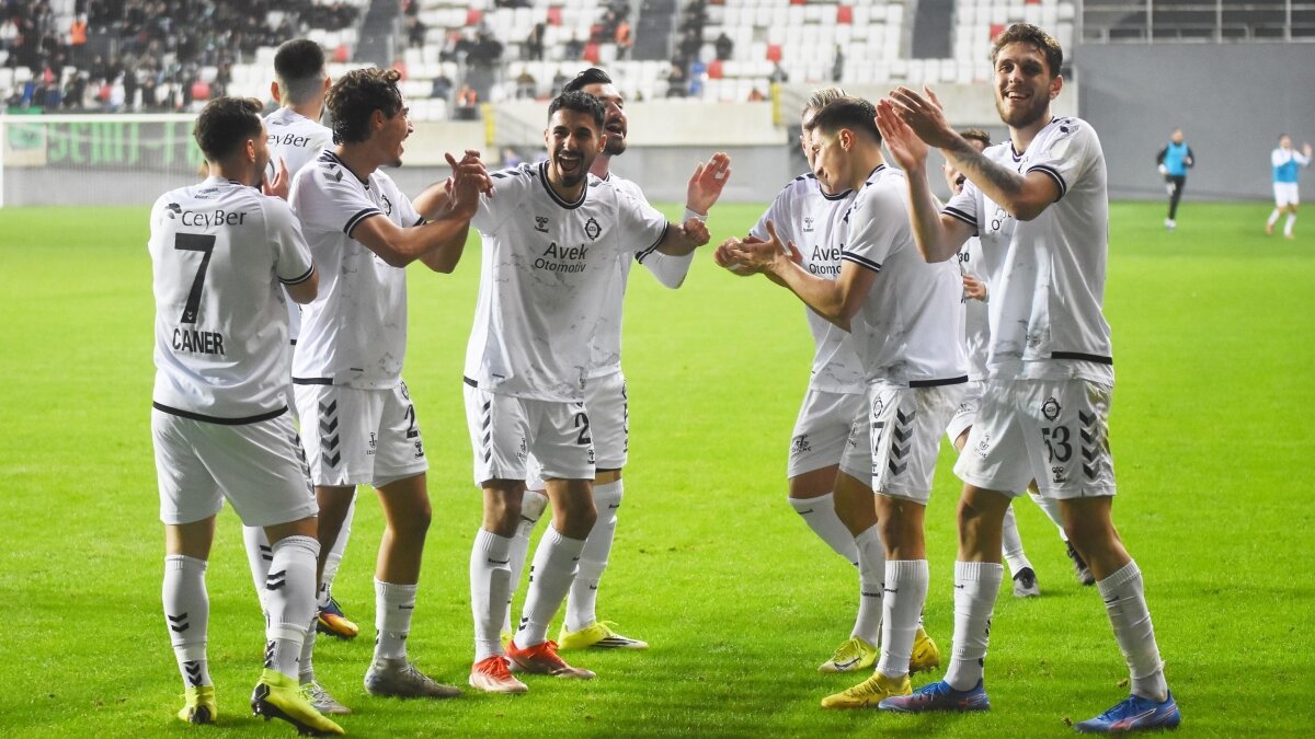 Altay, Amat�r'e d��memek i�in sahada