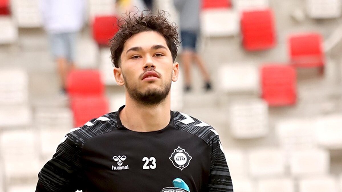 Altay'da g�zler kaleci Ula�'�n �zerinde