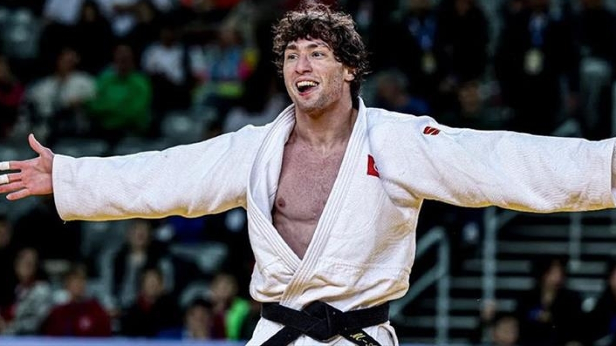 Milli judocu Muhammed Ali'den g�m�� madalya