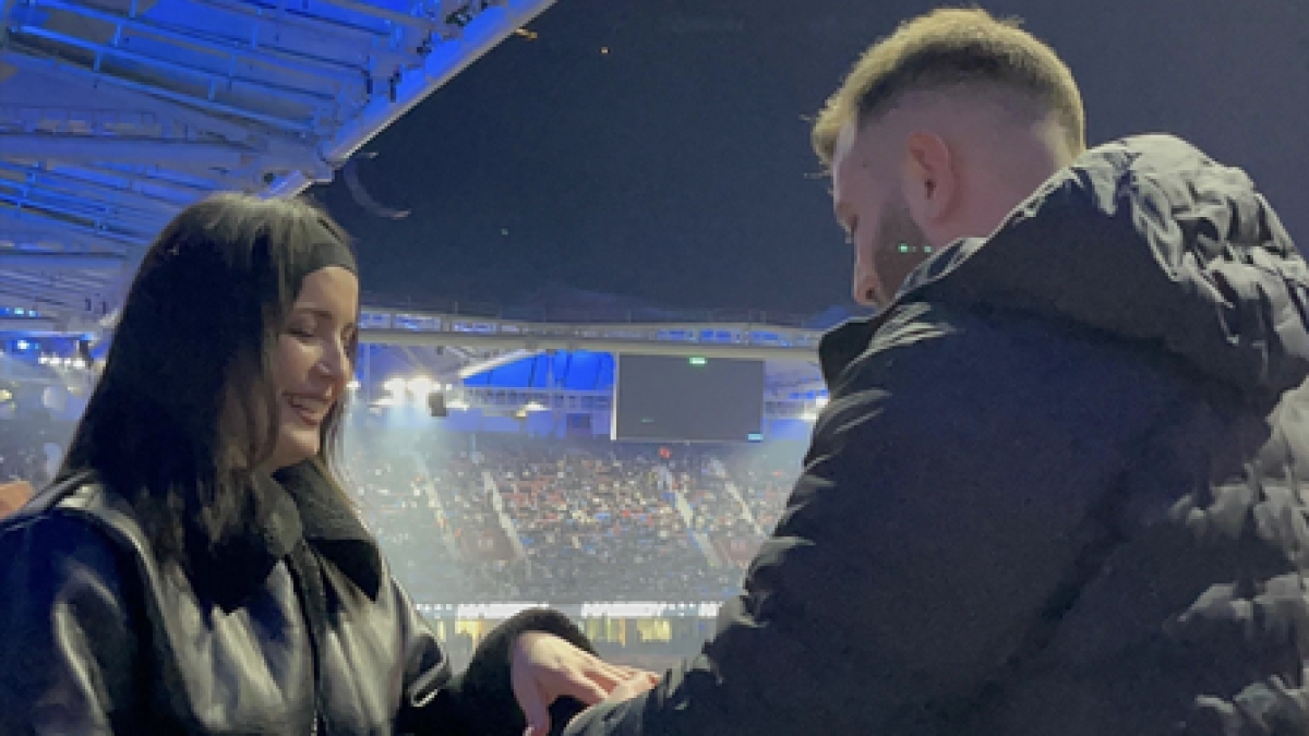 14 �ubat'ta trib�nde evlilik teklifi!