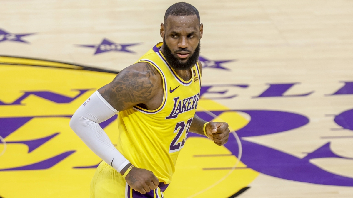 Lebron, 'triple double'la Mavericks kar��s�nda galibiyet getirdi