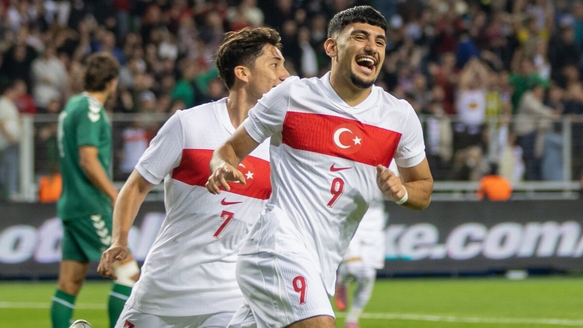 Fenerbah�e transferde rotay� Hollanda'ya �evirdi: Ba�ar �nal