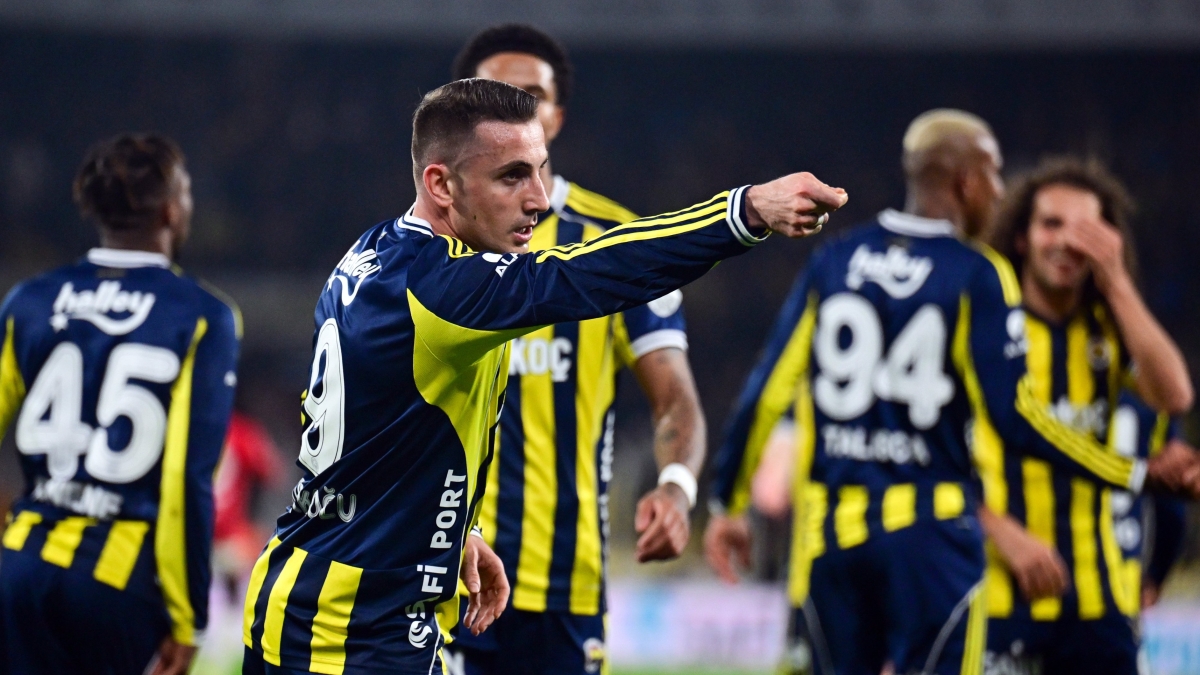 Fenerbah�e'de derbi ma��nda 3 isim kart s�n�r�nda