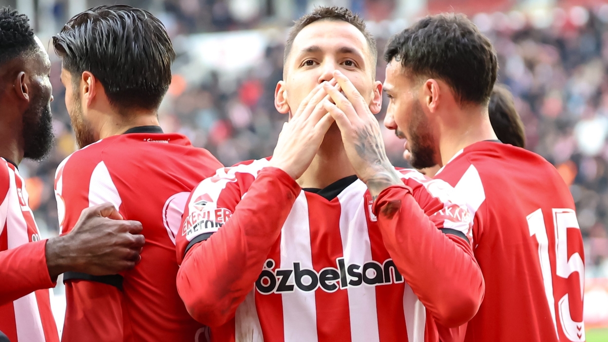 Rey Manaj duble yapt�; Sivasspor son anda y�k�ld�