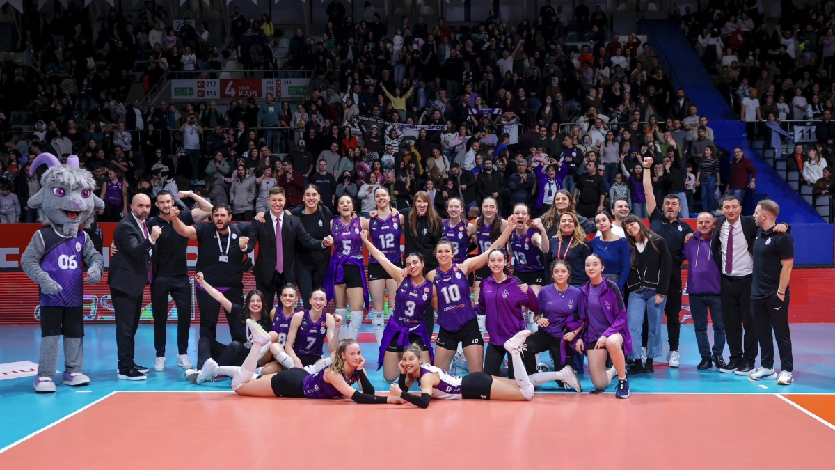 Zerenspor evinde Eczac�ba��'na kar�� son sette kazand�!