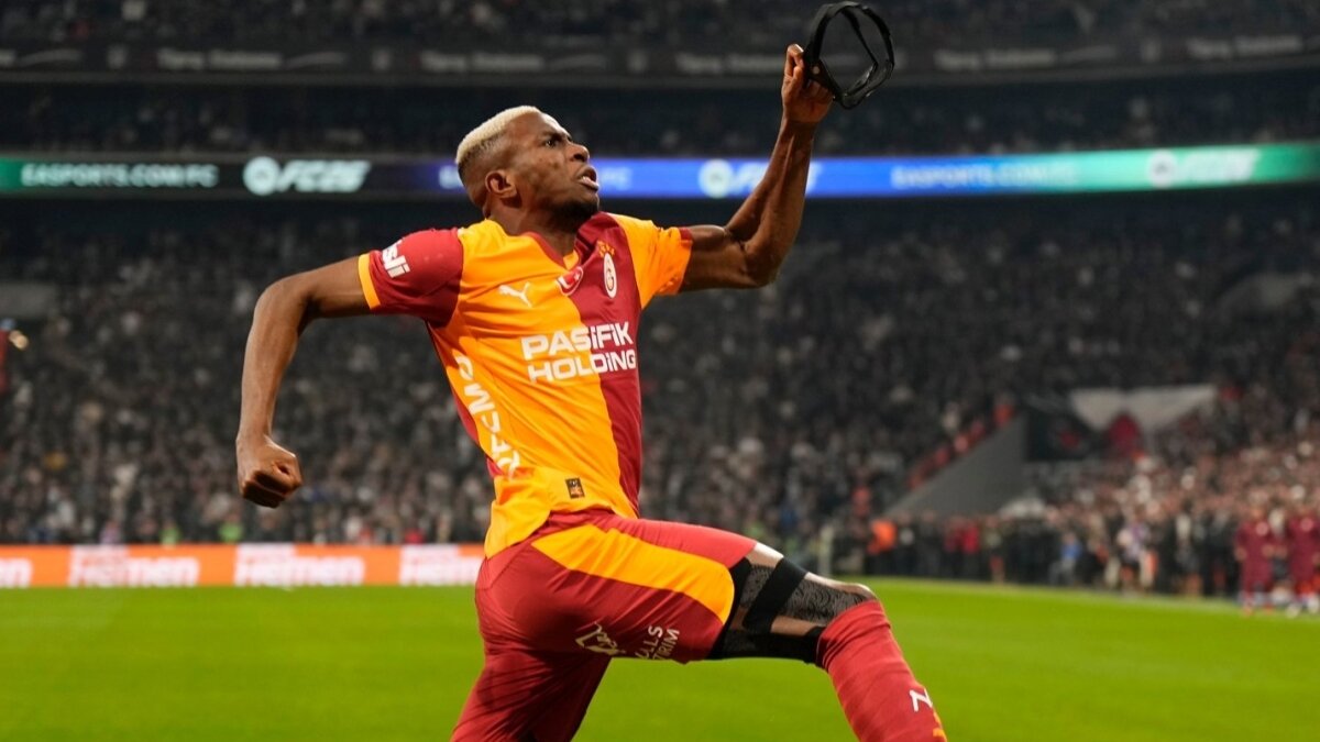 Victor Osimhen, rekor i�in sahaya ��k�yor