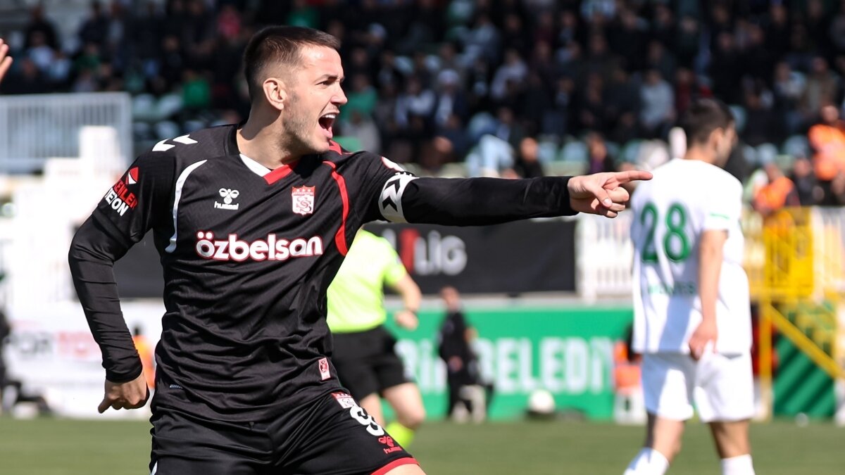 Rey Manaj'dan Sivasspor'u �zen haber