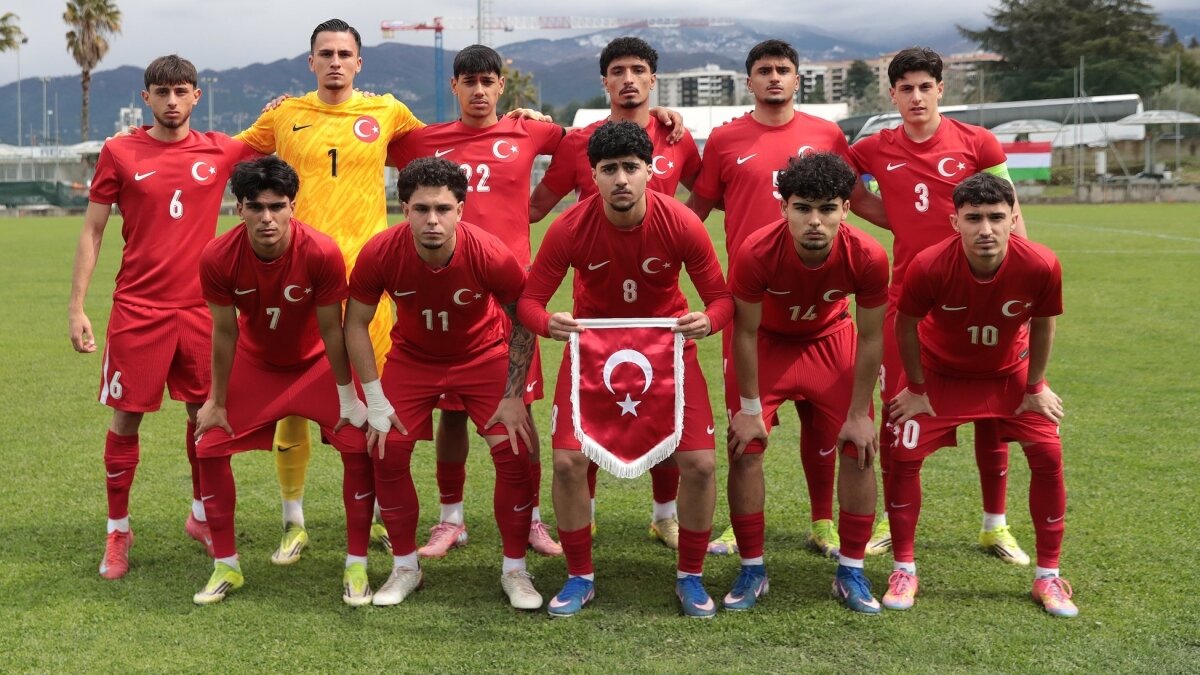 U19 Milli Tak�m�, finalleri k�l pay� ka��rd�!